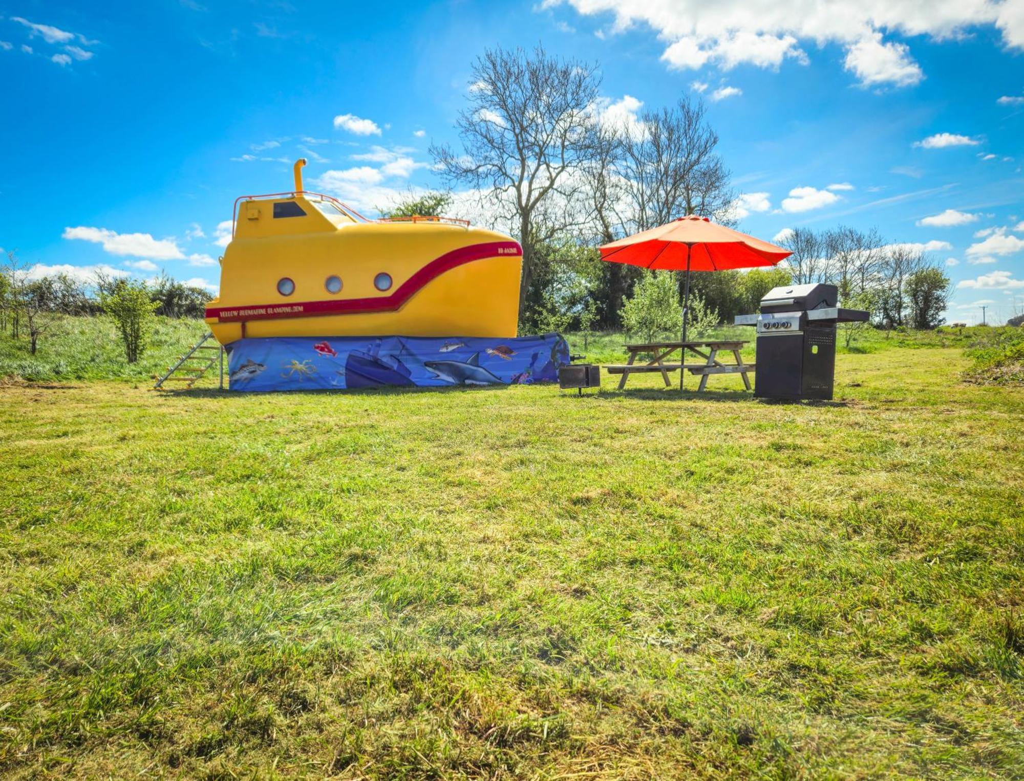 The Yellow Submarine Cheddar Kültér fotó